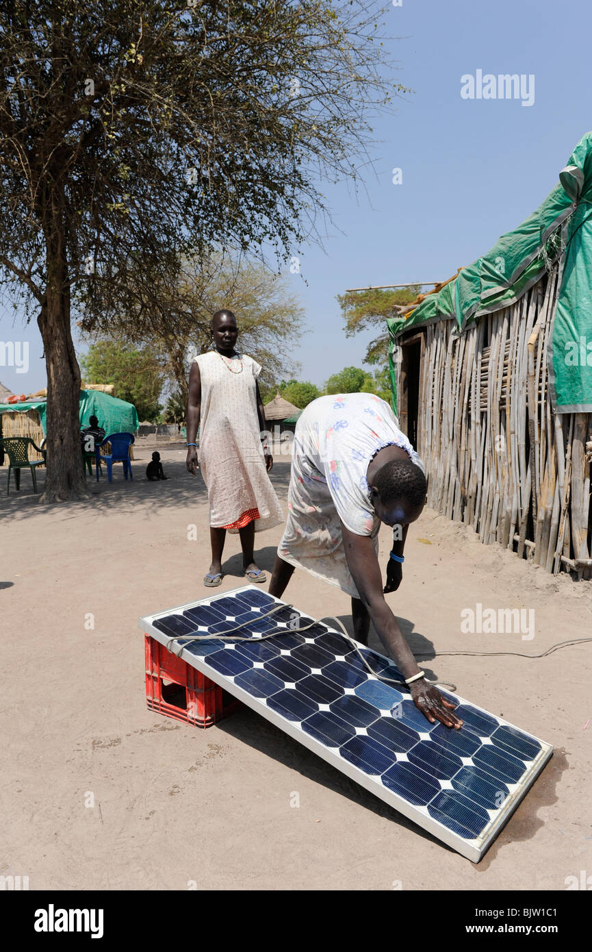 Afrika Süd Sudan Rumbek, Familie verwenden solar home System für die Elektrifizierung Stockfoto