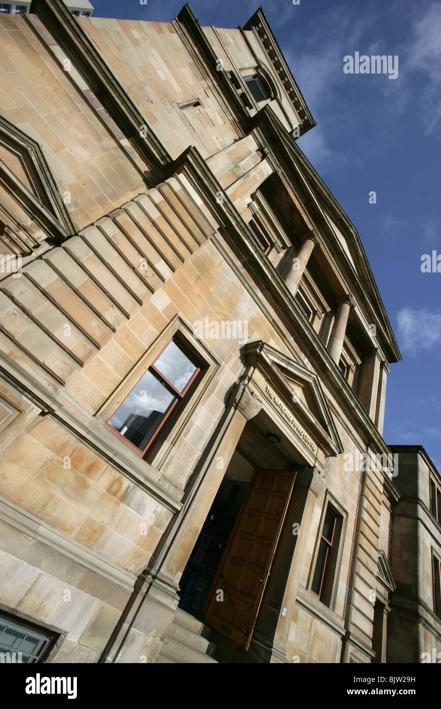 Stadt in Glasgow, Schottland. Seitlicher Blick auf den Haupteingang des National Piping Centre befindet sich in der Glasgower McPhater Street. Stockfoto