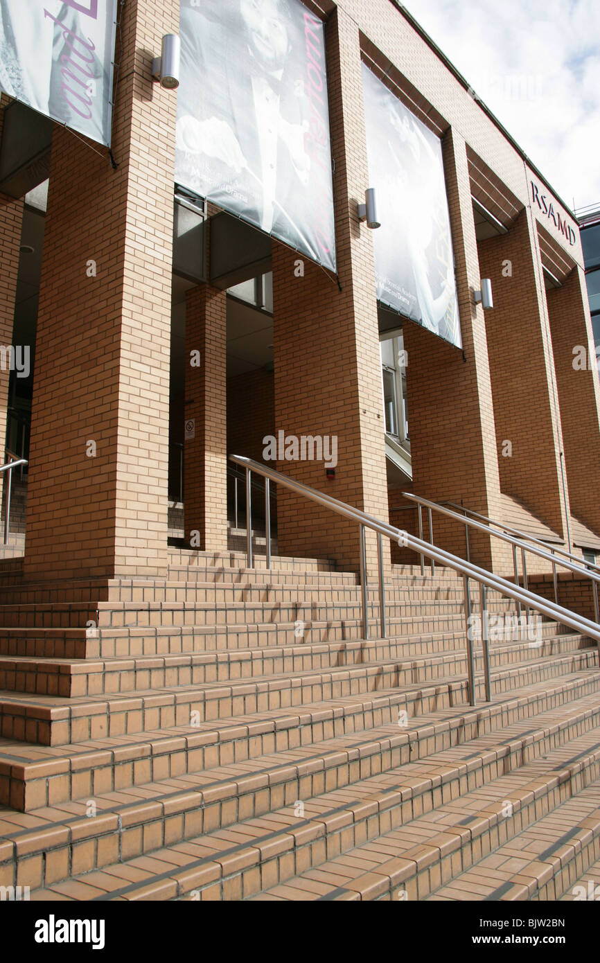 Stadt in Glasgow, Schottland. Vor dem Eingang an der Royal Scottish Academy of Music and Drama in Glasgow Renfrew Street. Stockfoto