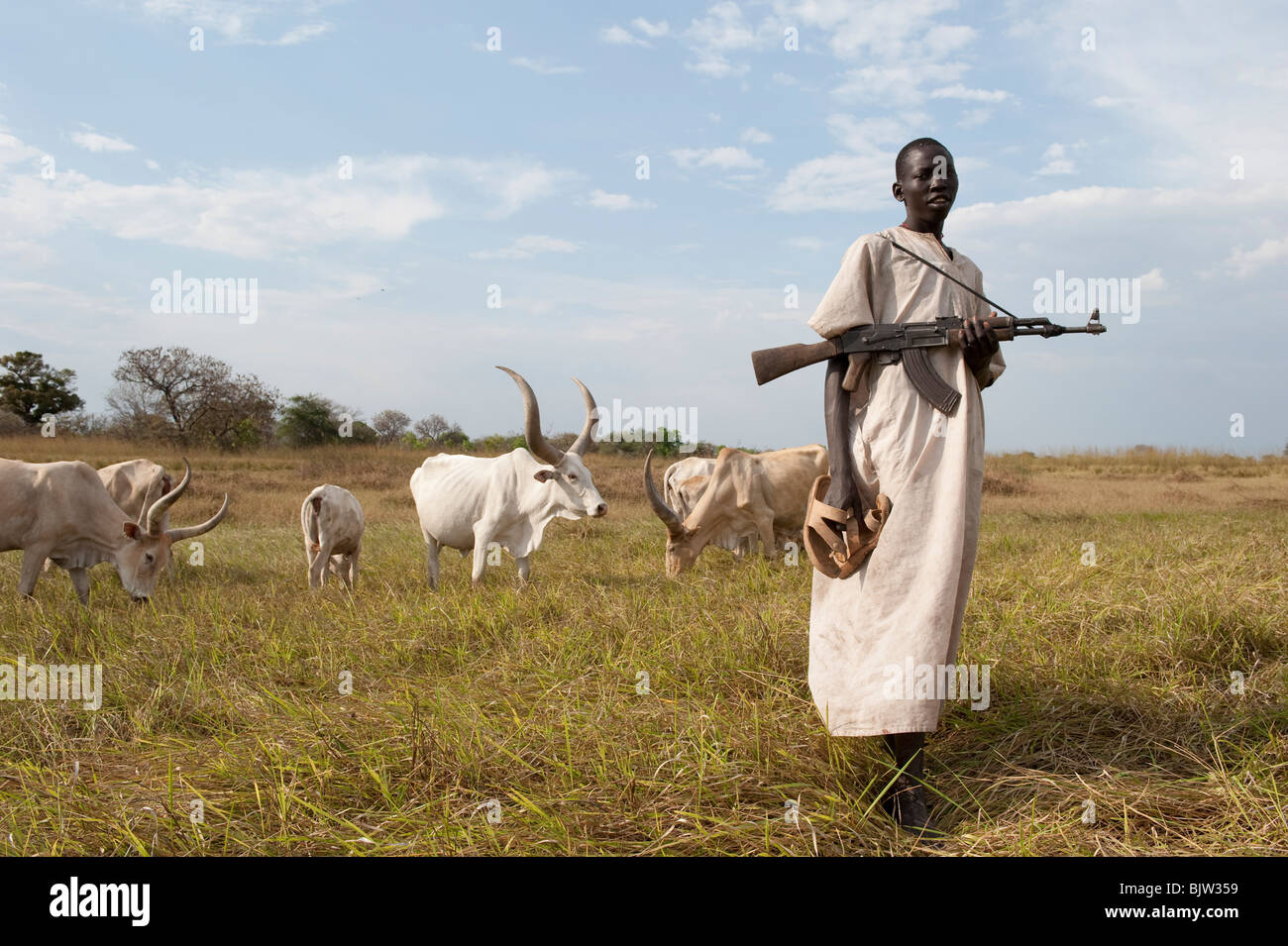 Süd-SUDAN, Cuibet in der Nähe von Rumbek, Dinka Stamm, Schäfer, bewaffnet mit Kalaschnikow AK-47 schützen ihre Zebu-Kühe aus feindlichen Rinder Raider Stockfoto