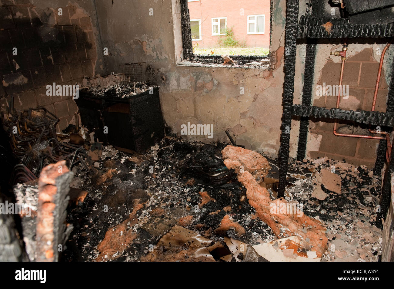 Schule-Abstellraum durch Brandstiftung Brandanschlag zerstört Stockfoto