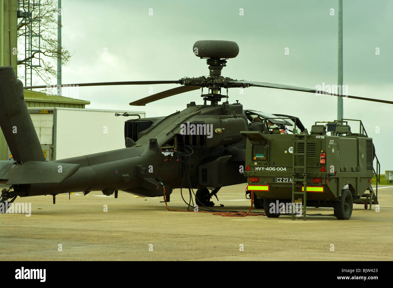 2 Armee-Mechanik arbeitet an einer britischen Armee Westland Angriff Hubschrauber MK1 WAH-64 Apache Longbow Stockfoto