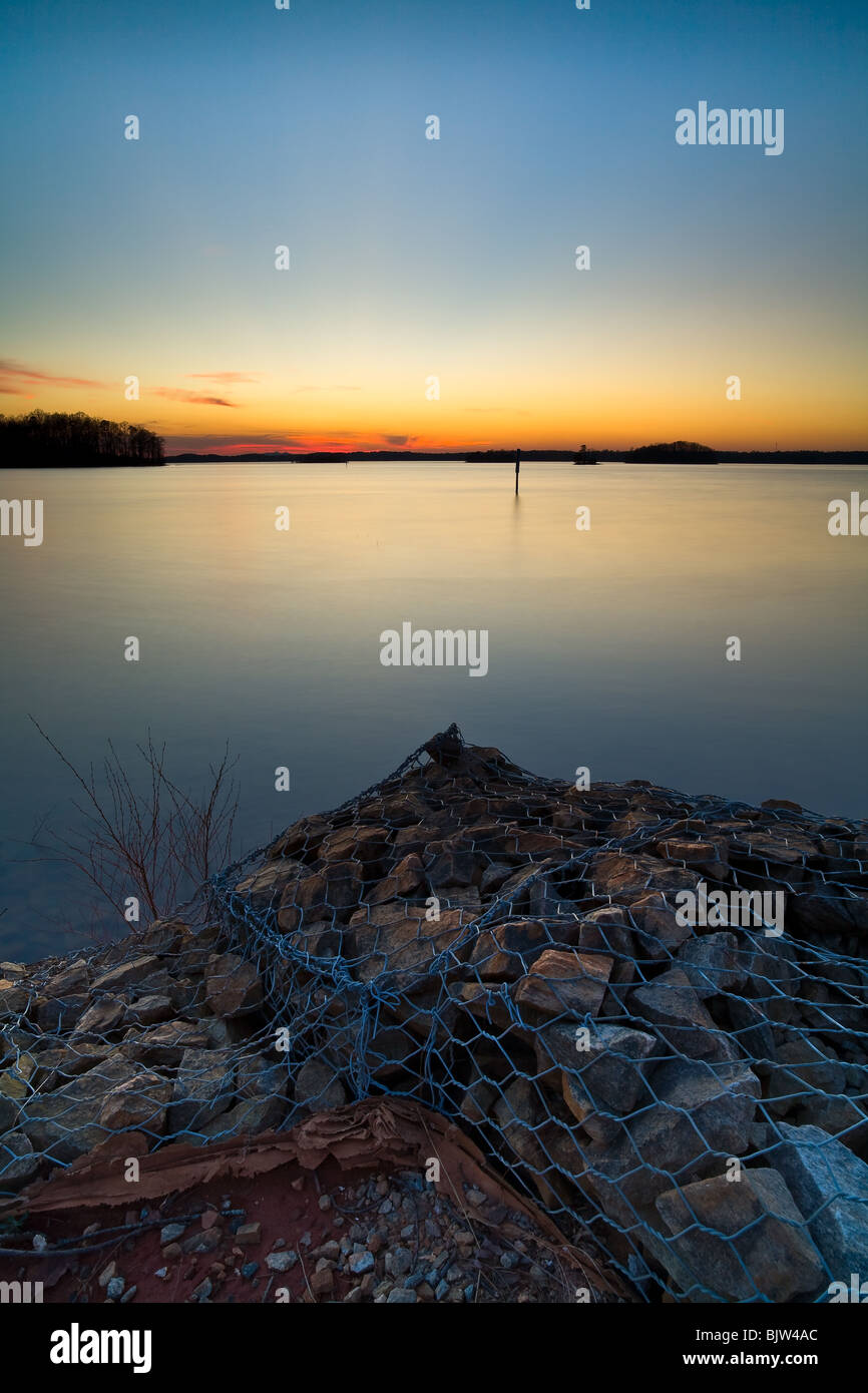 Dies ist ein Sonnenuntergang Bild, aufgenommen im alten Bund Park am östlichen Ufer des Lake Lanier in der Nähe von Flowery Branch, GA.  Der konkrete Anker im Bild wird verwendet, um ein Ende einer Schnur von Bojen ankern, die aus den Schwimmbereich zu markieren. Stockfoto