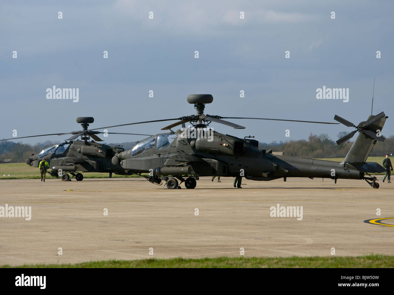 2 britische Armee Westland Angriff Hubschrauber MK1 WAH-64 Apache Longbow auf dem Rollfeld in Wattisham Airfield Suffolk Stockfoto