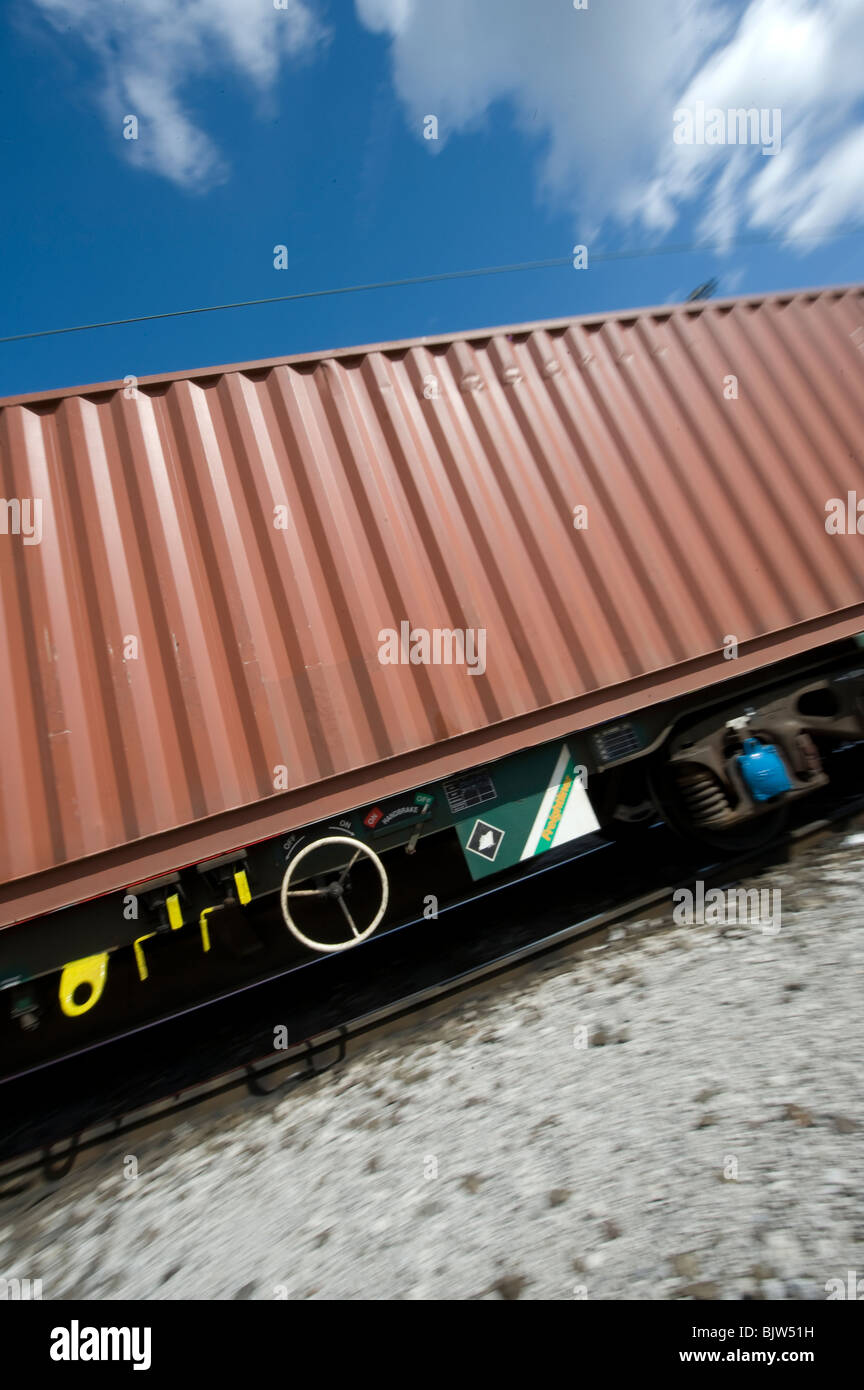 Fracht-Container, die Beschleunigung von auf einem Güterzug in England Stockfoto