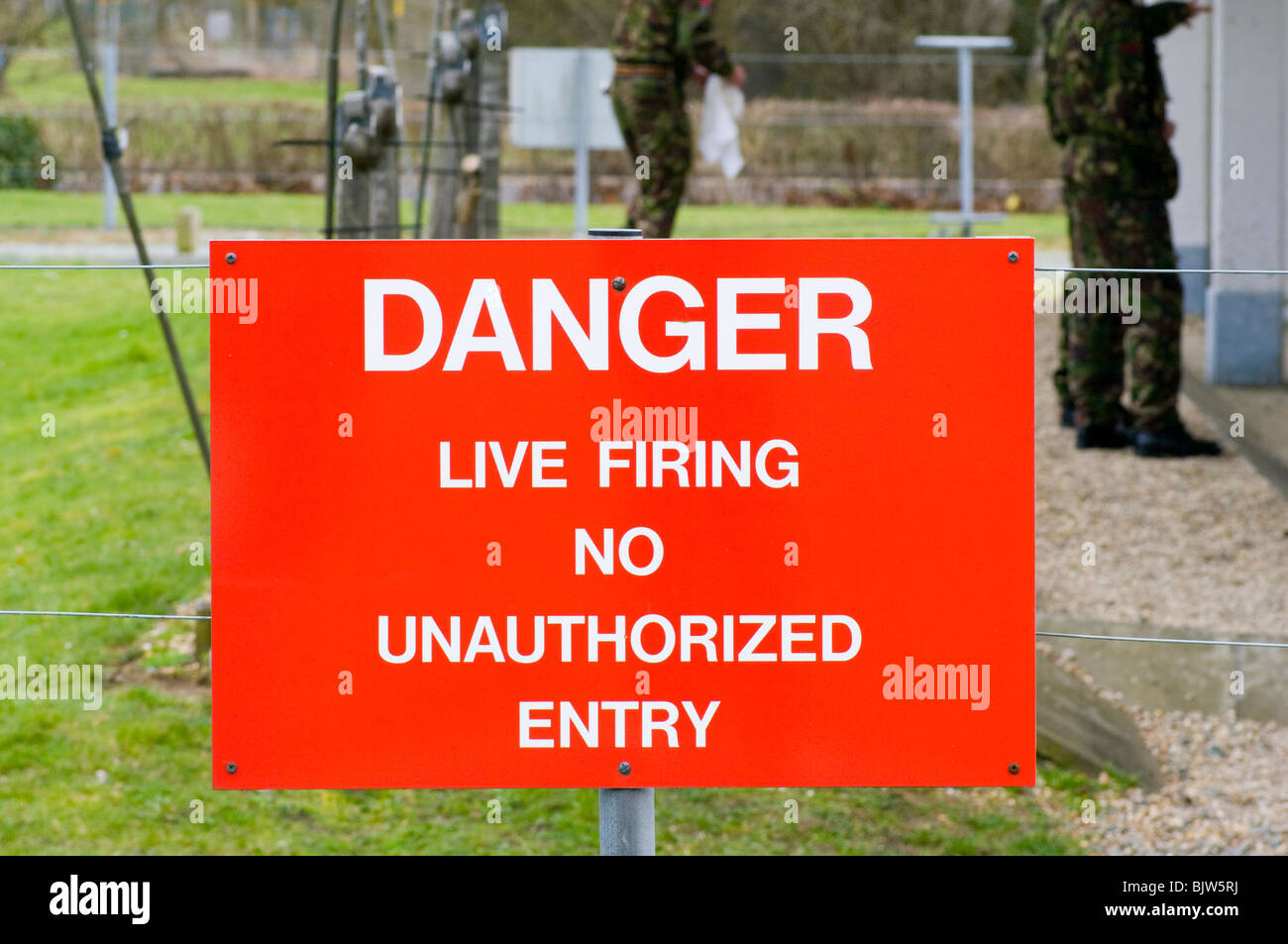 Roten militärische Gefahr Leben brennen keine unbefugten Zutritt Zeichen Stockfoto
