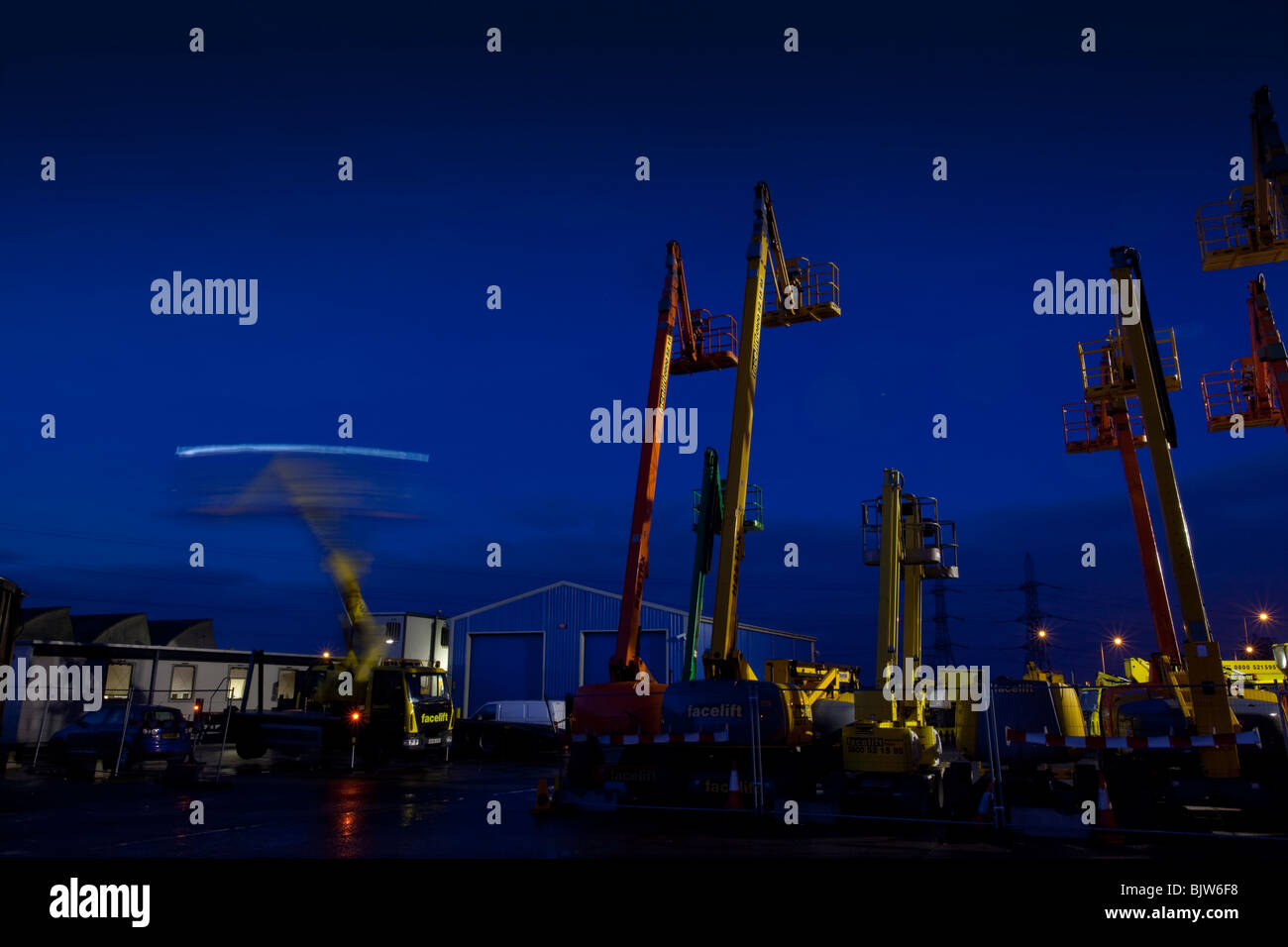 Hubarbeitsbühne Hubarbeitsbühnen am nächtlichen Umzug Stockfoto