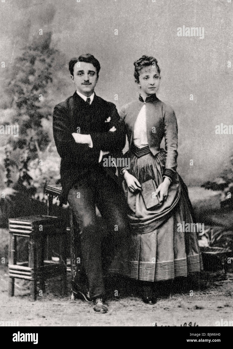 Georges und Jeanne Hugo, die Enkelkinder der französische Schriftsteller Victor Hugo, 1884. Artist: Unbekannt Stockfoto