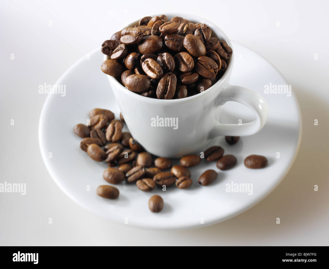 Kaffeetassen und Kaffeebohnen Stockfoto