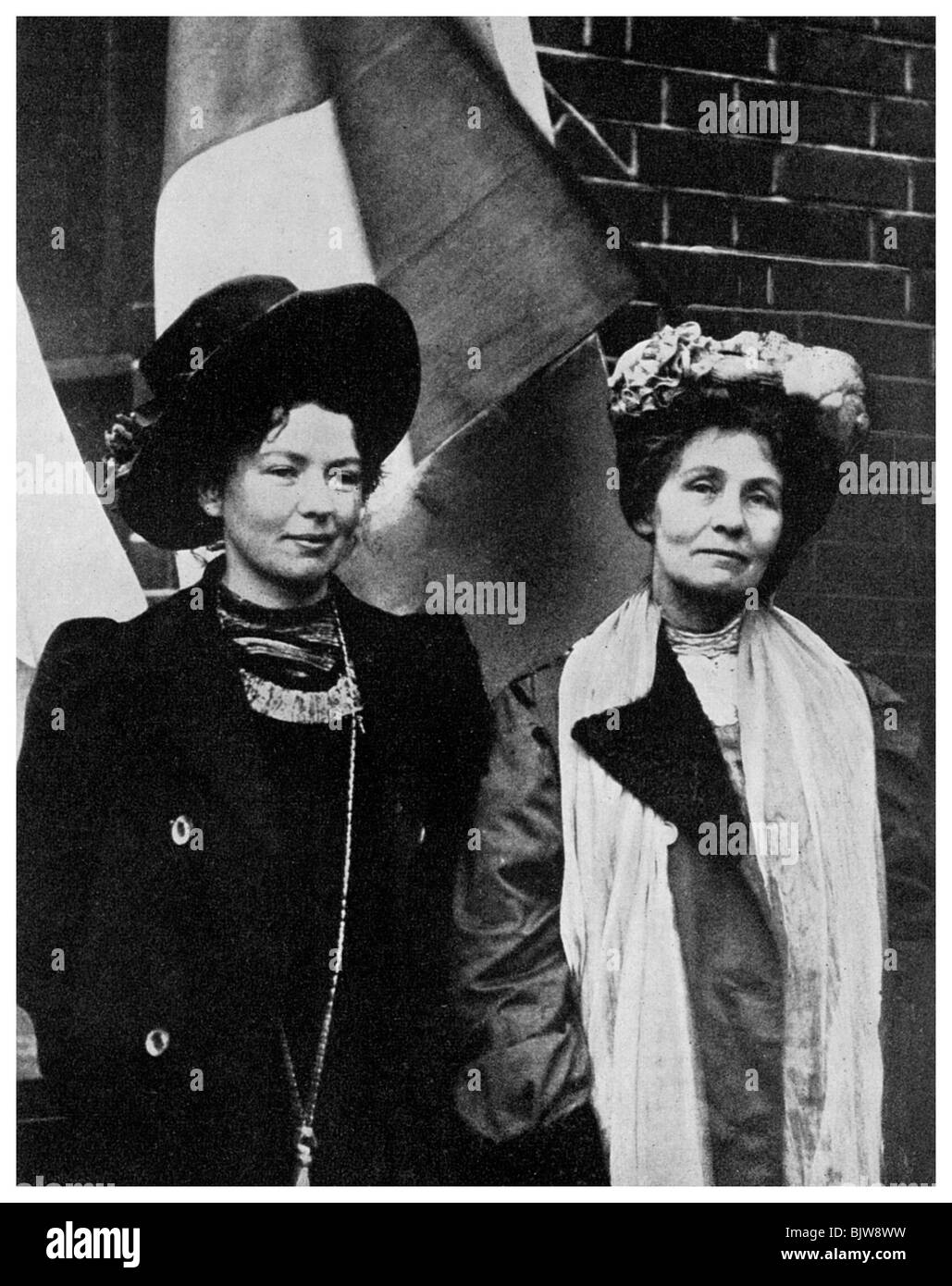 Emmeline Pankhurst, Britische Suffragette, und ihre Tochter Christabel, Anfang des 20. Jahrhunderts (1956). Artist: Unbekannt Stockfoto