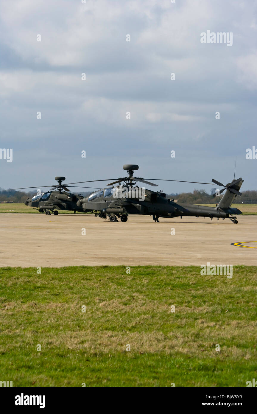 2 britische Armee Westland Angriff Hubschrauber MK1 WAH-64 Apache Longbow auf dem Rollfeld in Wattisham Airfield Suffolk Stockfoto