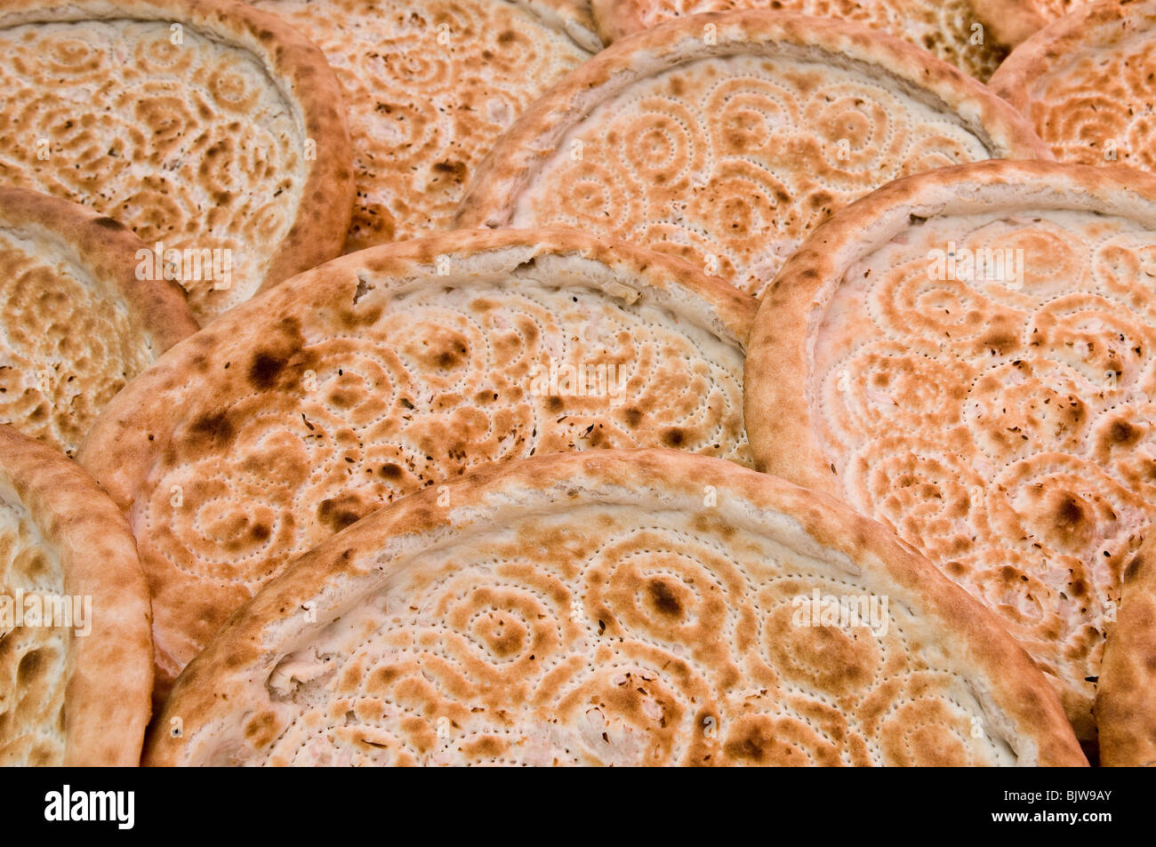 Frischem Naan-Brot in einer lokalen Bäckerei in Kasghar. Stockfoto