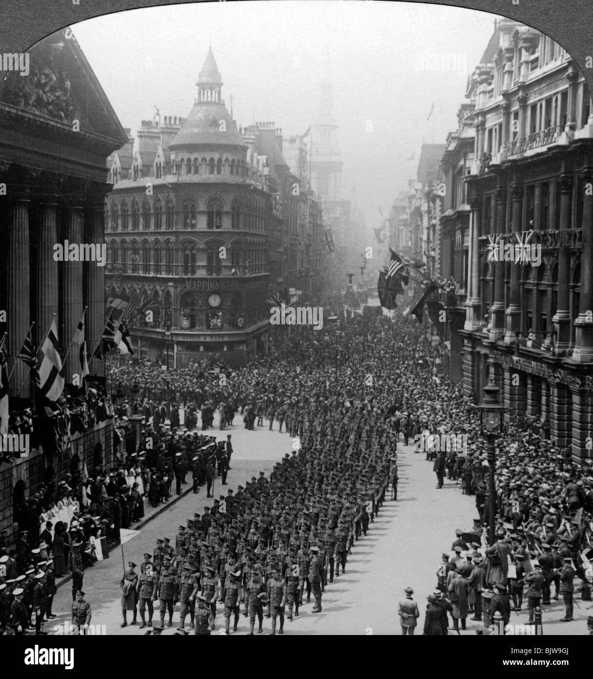 Siegeszug des Londoner Regimenter, begrüßte der Oberbürgermeister, 1918 Künstler: Realistische Reisen Verlage Stockfoto