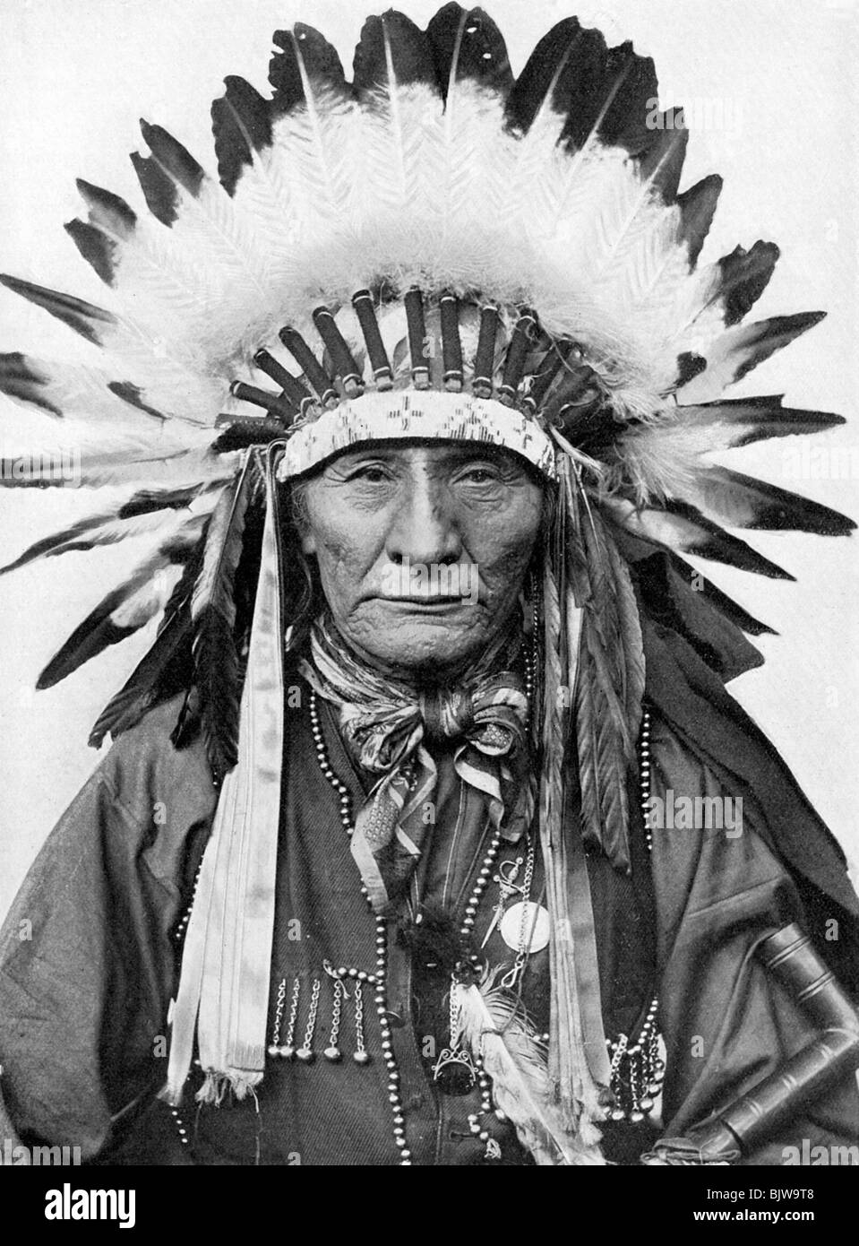 Eine Native American chief seine Kopfbedeckung tragen. Artist: Unbekannt Stockfoto