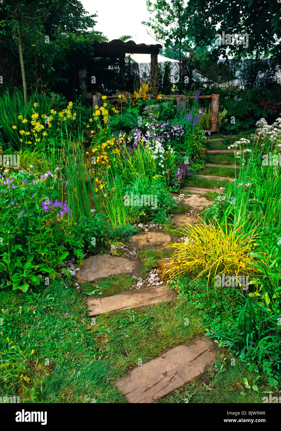 Bunte Garten Blumenrabatten im Sommer Stockfoto