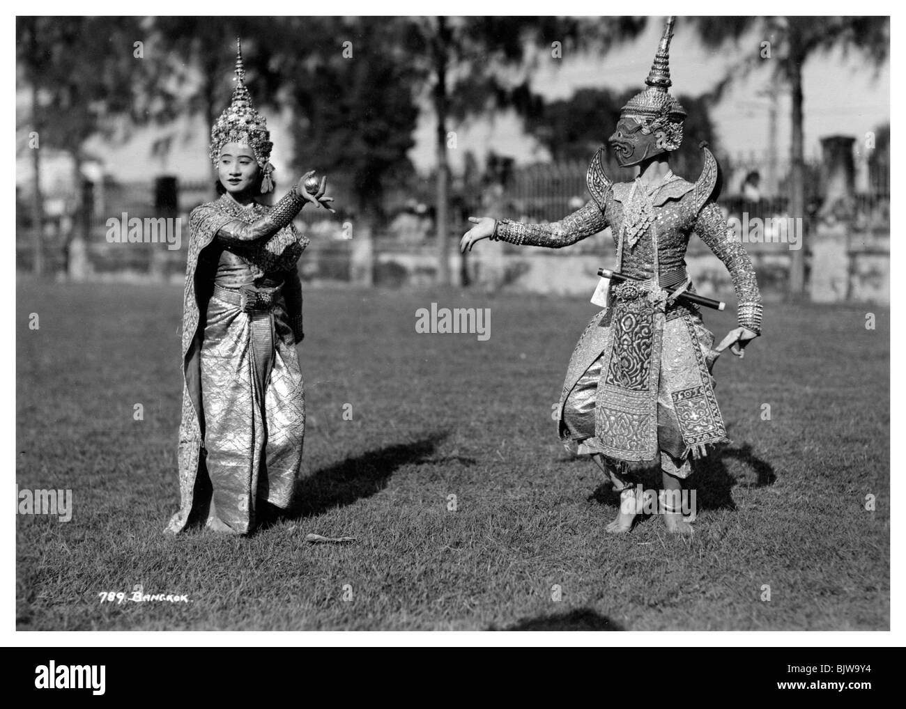 Tänzerinnen und Tänzer in traditioneller Kleidung, Bangkok, Thailand, im frühen 20. Jahrhundert (?). Artist: Unbekannt Stockfoto