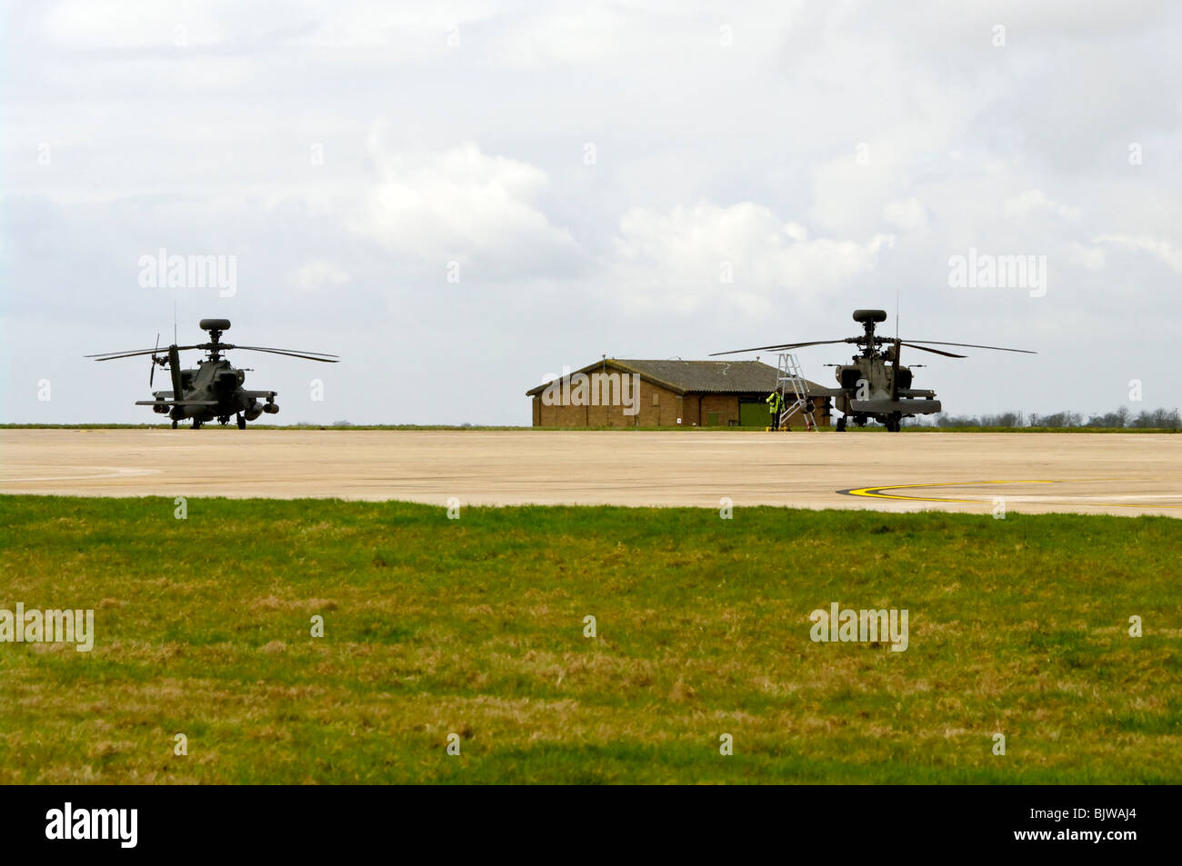 2 britische Armee Westland Angriff Hubschrauber MK1 WAH-64 Apache Longbow auf der Startbahn in Wattisham Airfield Suffolk Stockfoto