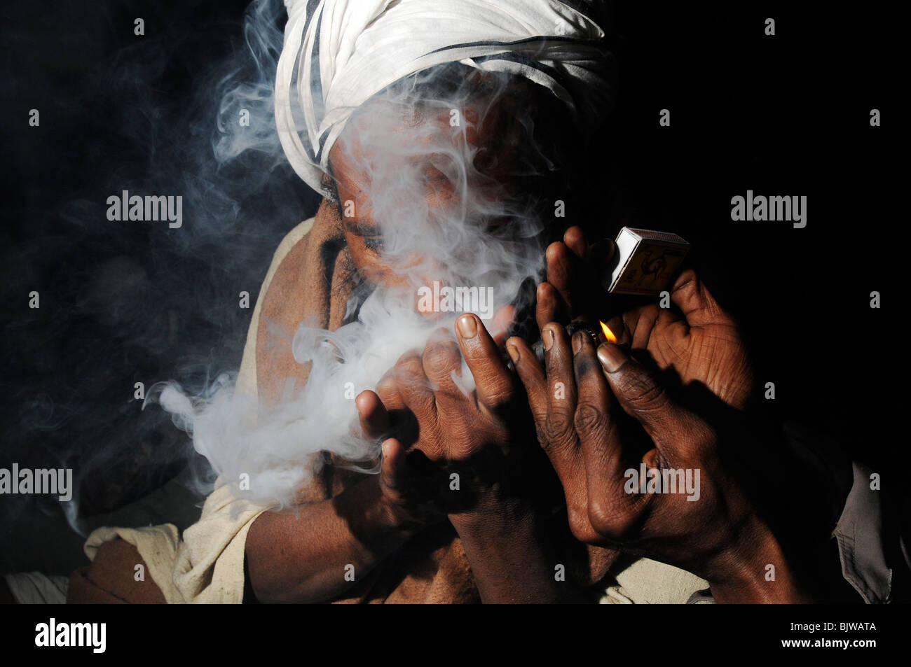 Hinduistischen heiligen Mann Haschisch zu rauchen. Stockfoto