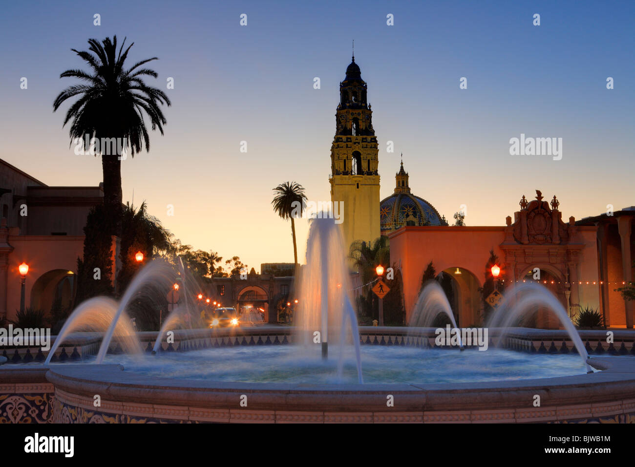 California Building und Plaza de Panama Brunnen am Sonnenuntergang-Balboa Park, San Diego, Kalifornien, USA. Stockfoto