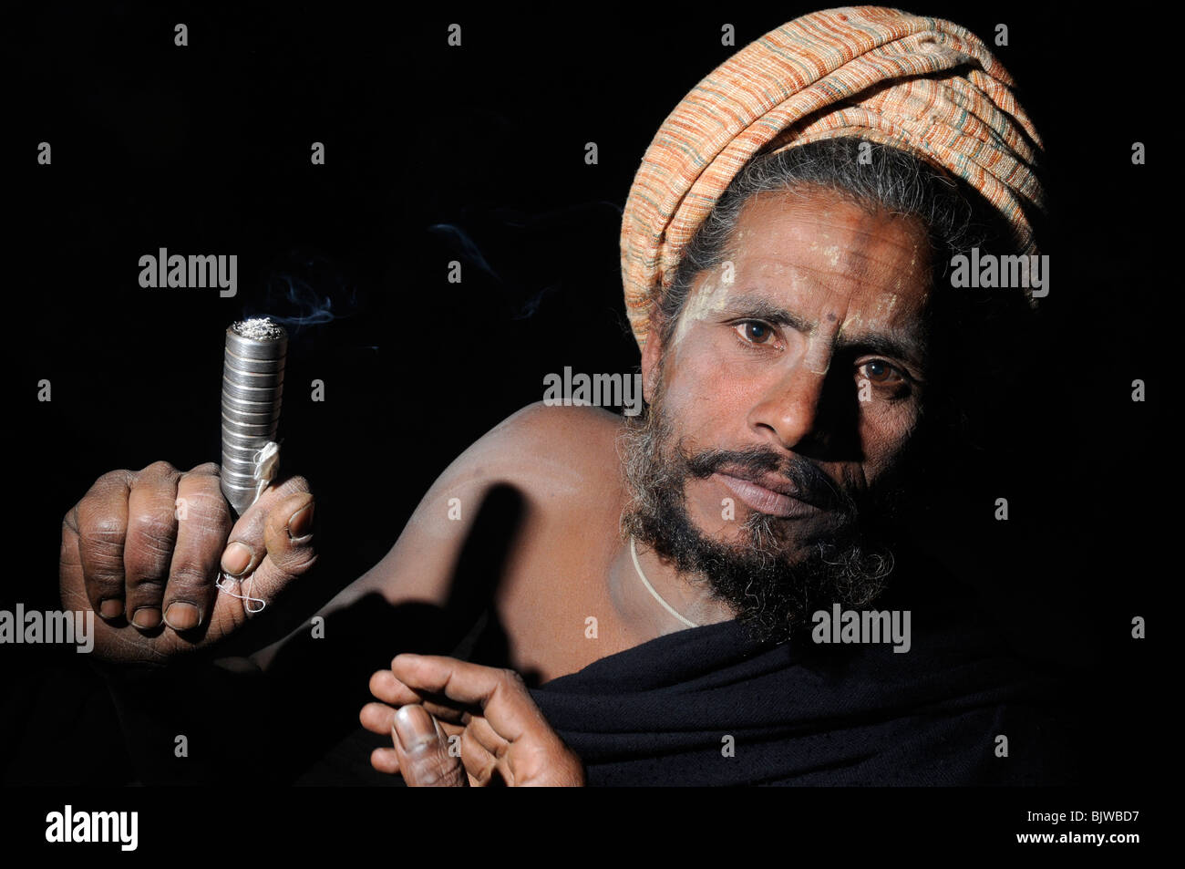 Hinduistischen heiligen Mann Haschisch zu rauchen. Stockfoto