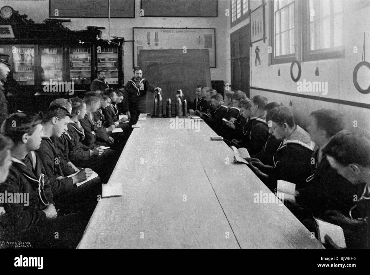 Eine Klasse von Seeleuten auf Munition Anweisung, Whale Island, Portsmouth, Hampshire, 1896. Artist: Russell & Söhne Stockfoto