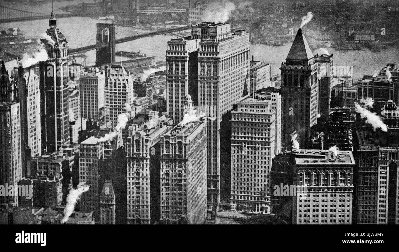 Auf der Suche nach Brooklyn über die Wolkenkratzer von Broadway, New York City, USA, c 1930. Artist: Aerofilms Stockfoto