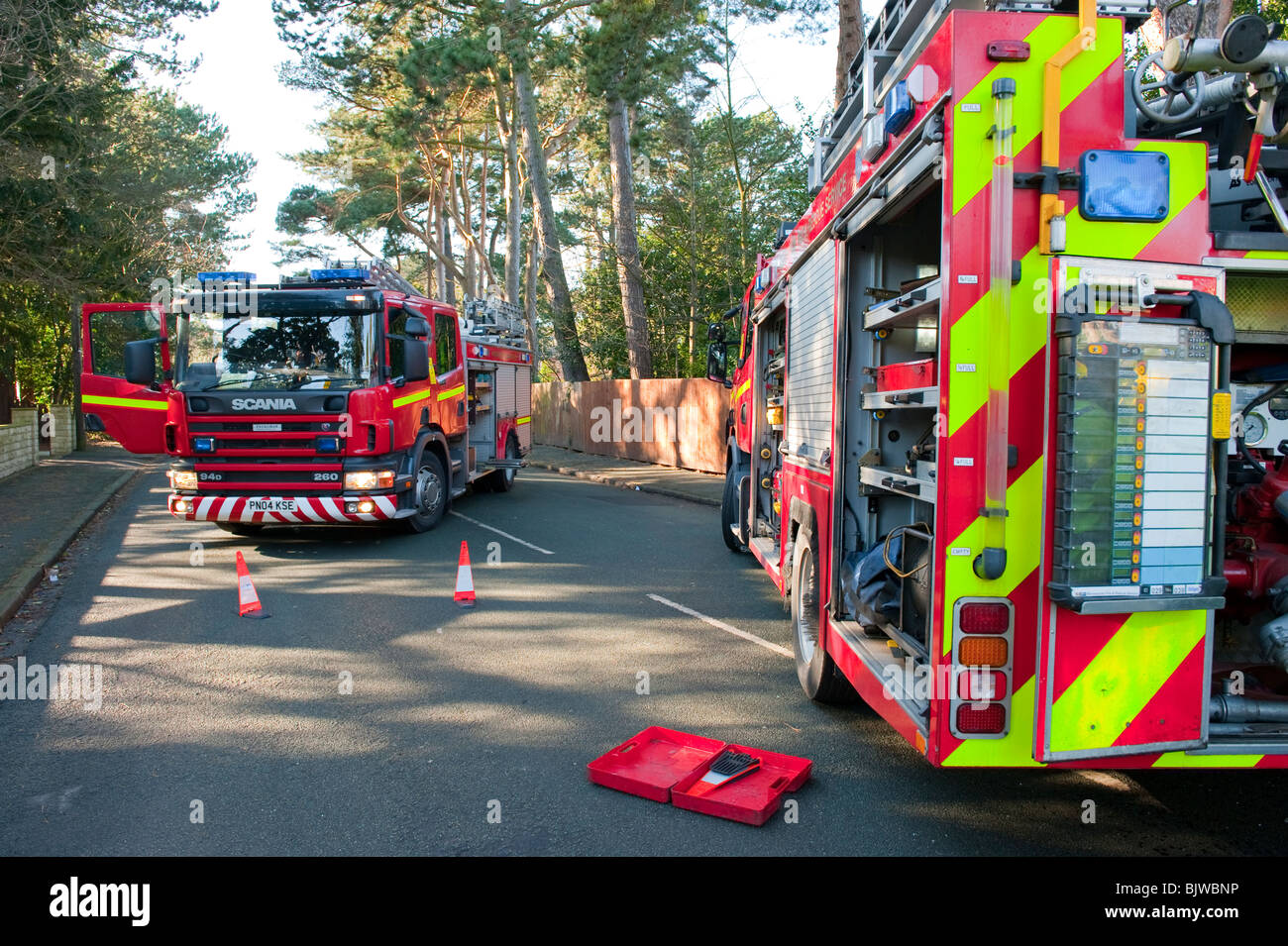 Zwei Feuerwehrautos geparkt wehren aus Stellung bei Verkehrsunfall Stockfoto