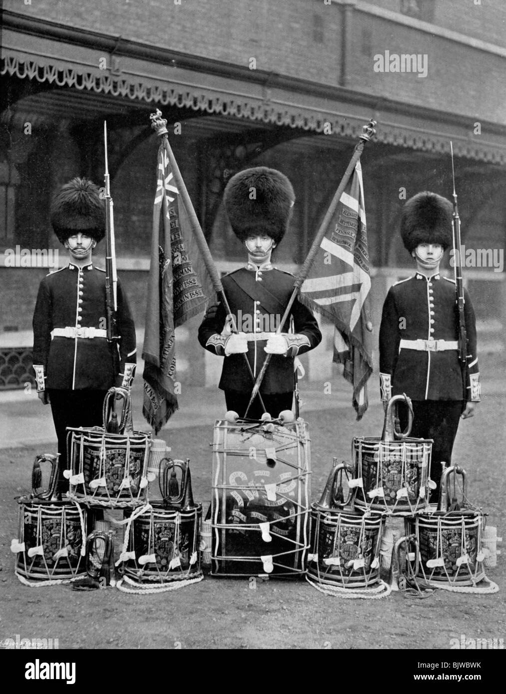 Die Farben und die Trommeln der 2 Grenadier Guards, 1896. Artist: J Thomson Stockfoto