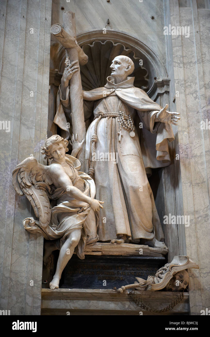 Statue in St. Peters Dom im Vatikan. Stockfoto