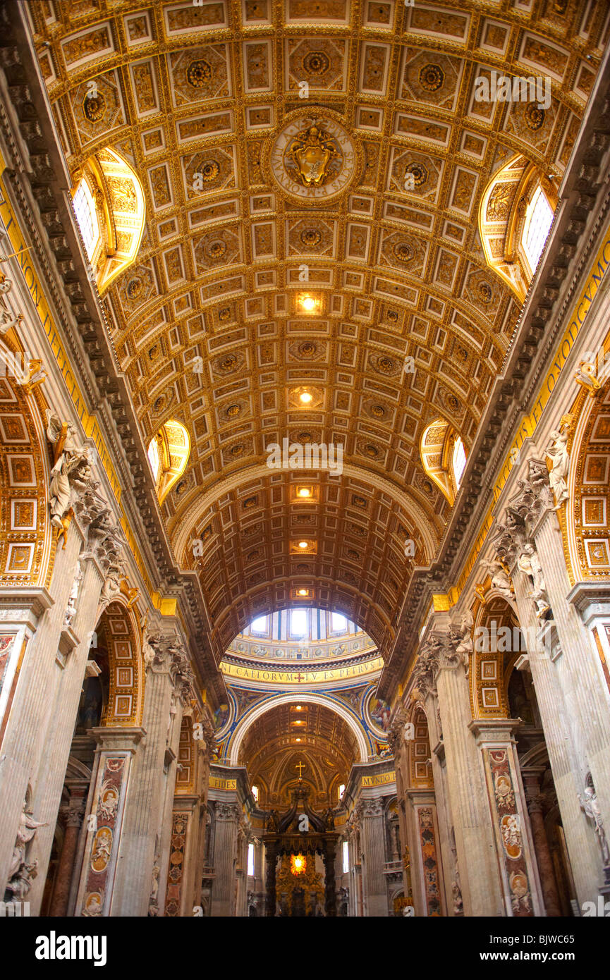 Innendach des St. Peters Dom im Vatikan. Stockfoto