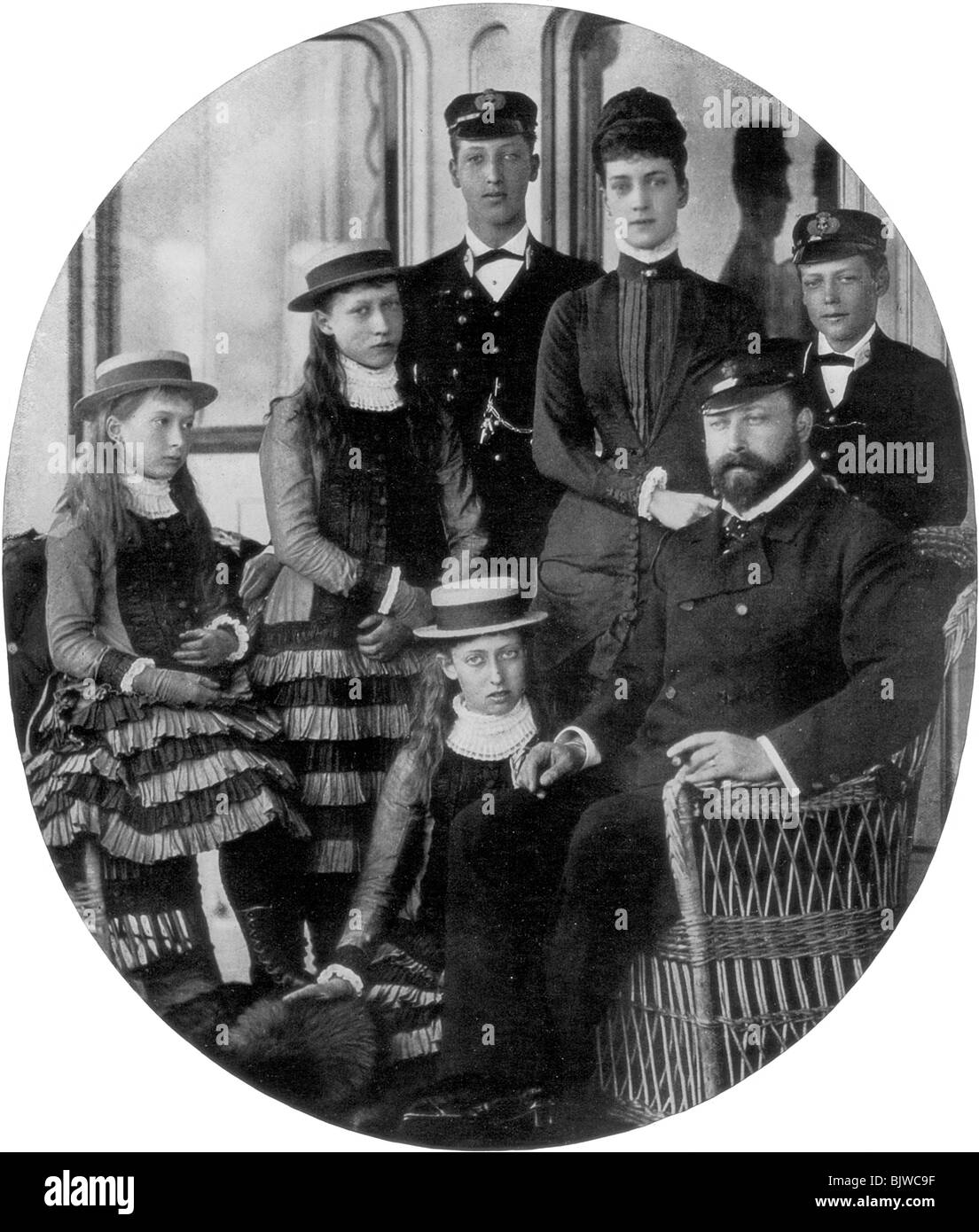 Der Prinz und die Prinzessin von Wales mit ihrer Familie an Bord der königlichen Yacht, 19. Jahrhundert (1910). Artist: Unbekannt Stockfoto