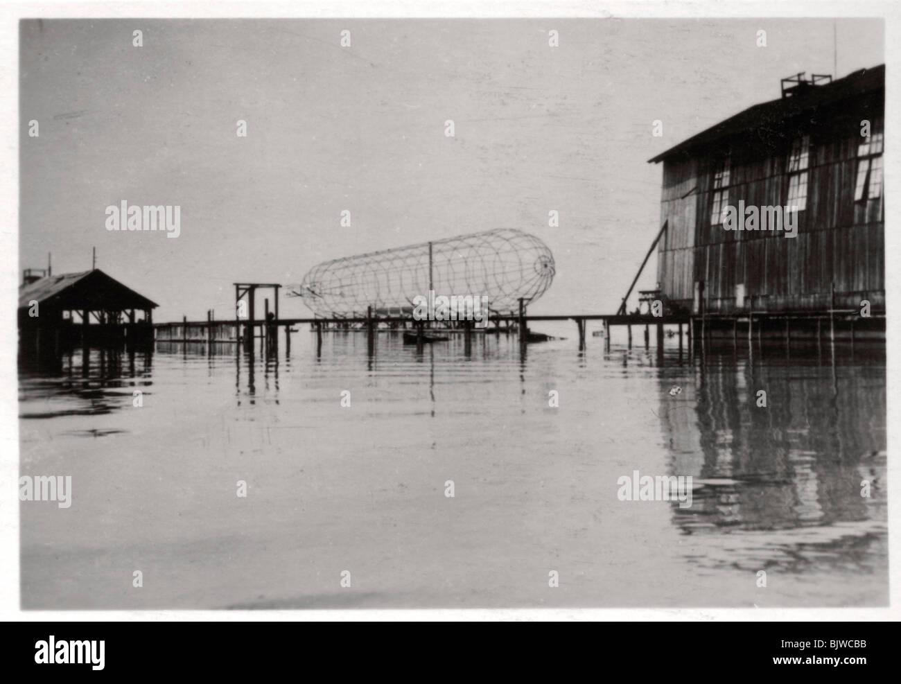 Zeppelin LZ6 im Bau, Deutschland, 1909 (1933). Artist: Unbekannt Stockfoto