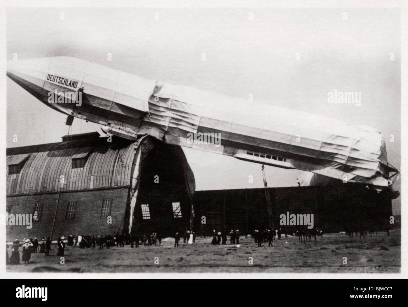 Abgestürzte Zeppelin LZ 8 "Deutschland II", Düsseldorf, Deutschland, 1911 (1933). Artist: Unbekannt Stockfoto