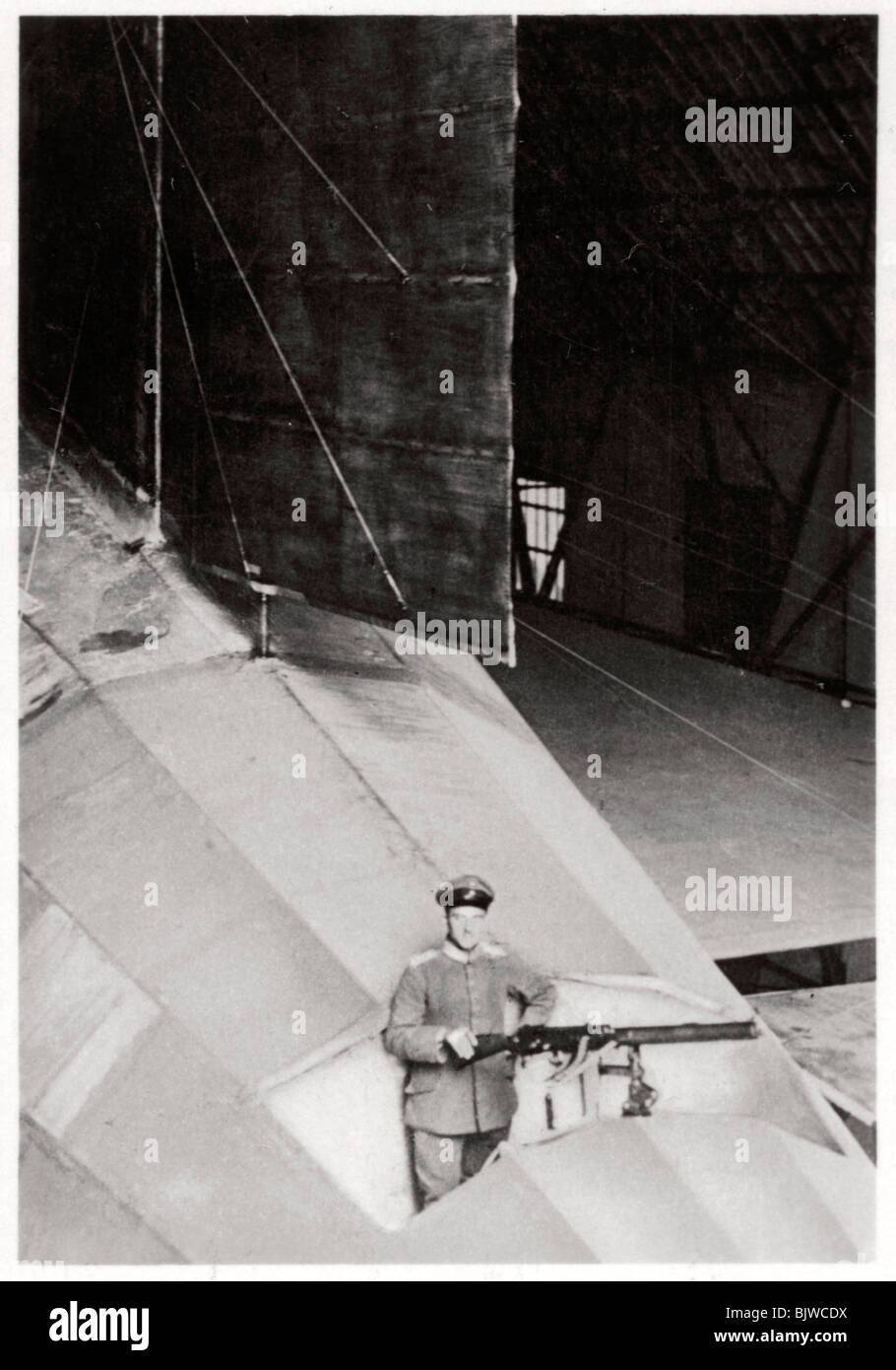 Tail Gunner einer deutschen Armee Zeppelin Luftschiff, Weltkrieg I, 1914-1918 (1933). Artist: Unbekannt Stockfoto