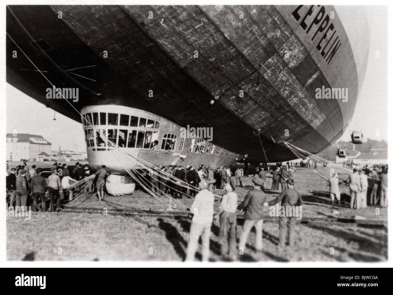 Zeppelin LZ 127 "Graf Zeppelin" nach der Landung, 1933. Artist: Unbekannt Stockfoto