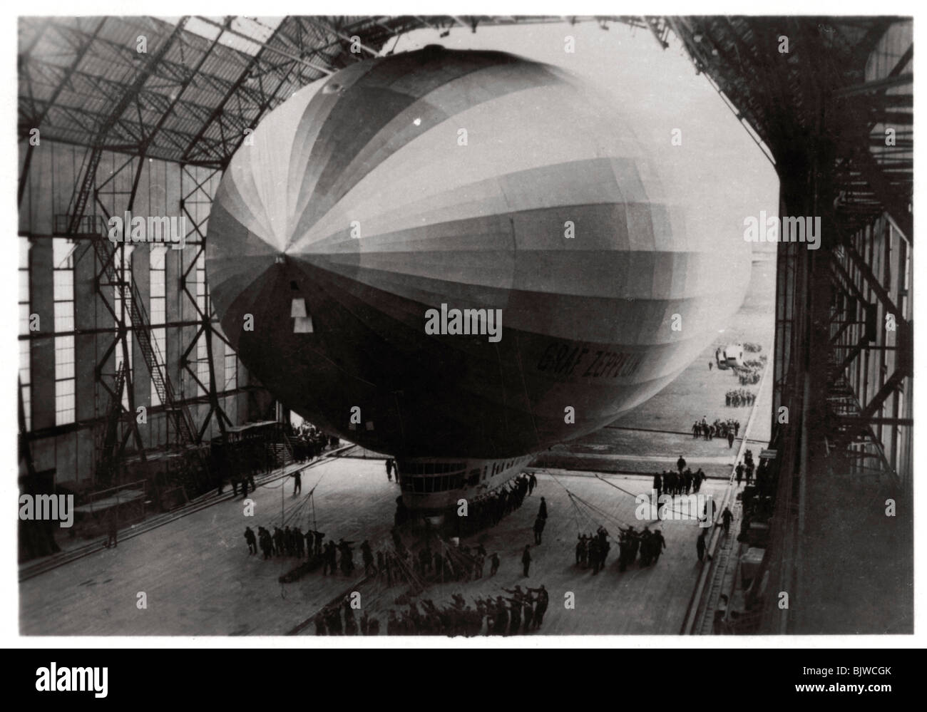 Zeppelin LZ 127 "Graf Zeppelin" in die Hangars, 1933. Artist: Unbekannt Stockfoto