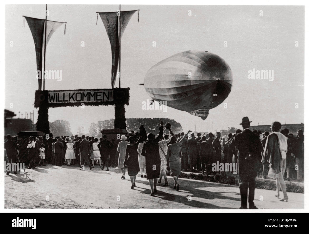 Zeppelin LZ 127 "Graf Zeppelin" Landung in Friedrichshafen, Deutschland, 1933. Artist: Unbekannt Stockfoto