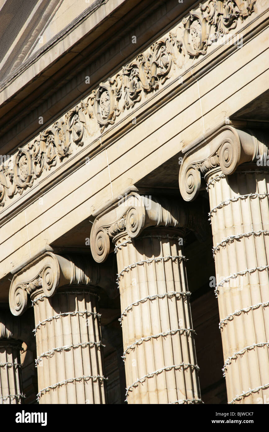 Stadt in Glasgow, Schottland. Nahaufnahme von der verzierten Fries oberhalb der ehemaligen Stadt und Grafschaft Gebäude. Stockfoto