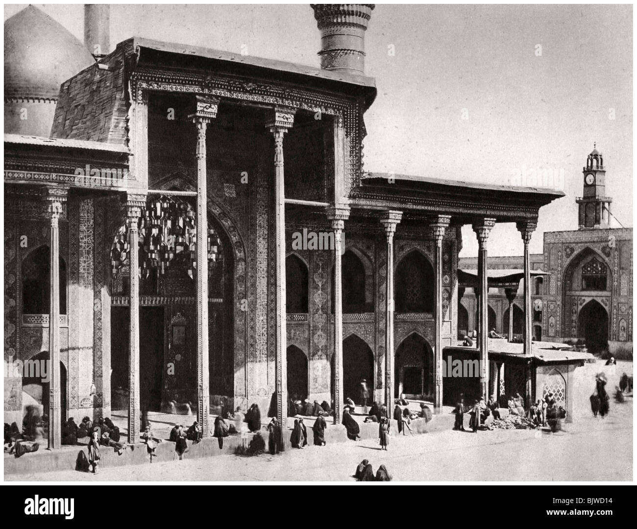 Das Eingangstor des Kadimain Moschee führt zum Grab des Imam Moosa Al Kadim, 1925. Artist: Kerim Stockfoto