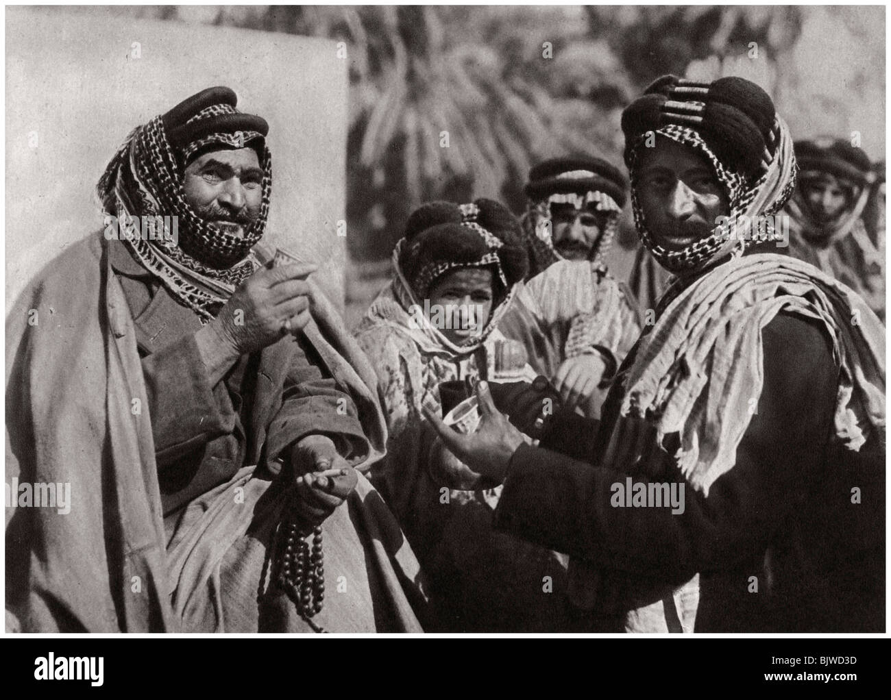 "Ein Scheich den berühmten arabischen Kaffee", Irak, 1925. Artist: Kerim Stockfoto