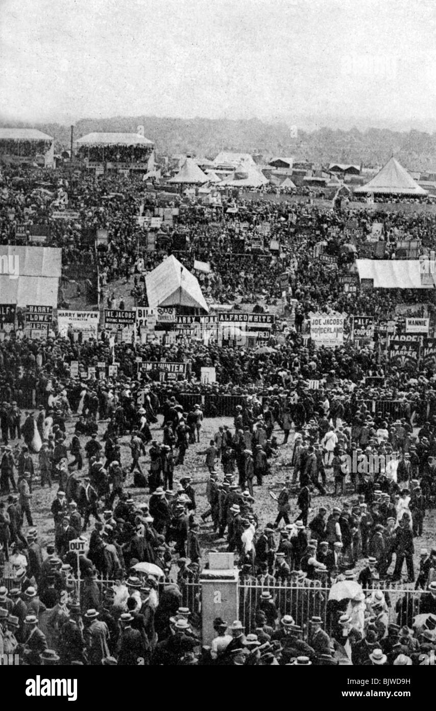 Menschenmassen am Derby Tag, Epsom Downs, Surrey, c 1922. Artist: Horace Walter Nicholls Stockfoto