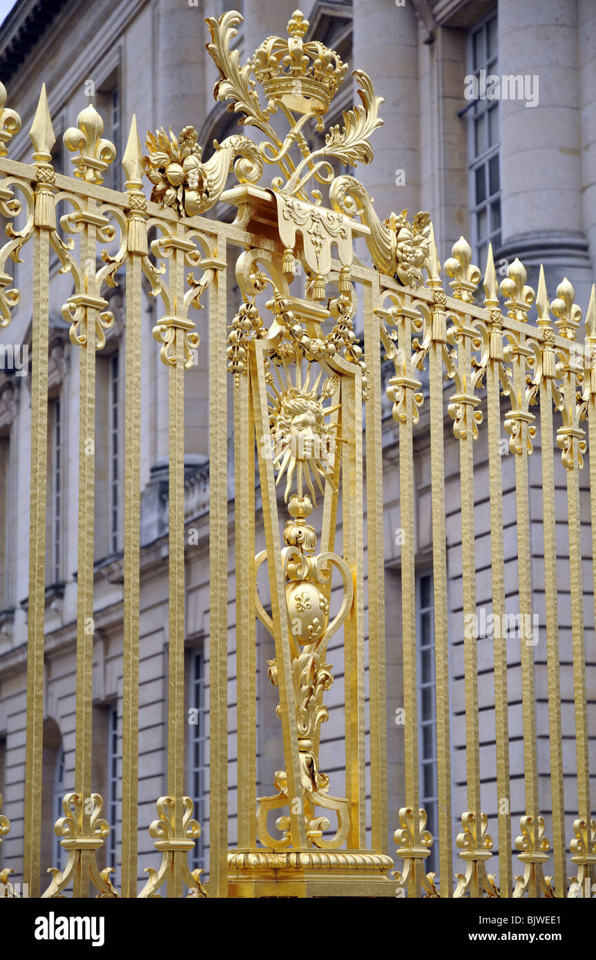 Detail am Haupttor des Schlosses Versailles, Paris, Frankreich Stockfoto