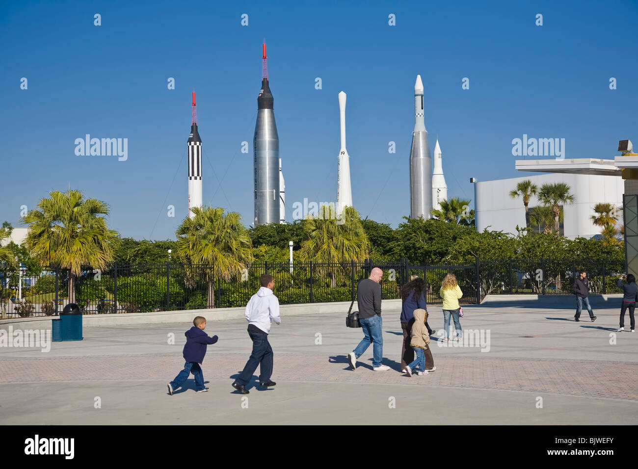 Familie Eintritt Kennedy Space Center Visitor Complex in Florida mit Rocket Garden im Hintergrund Stockfoto