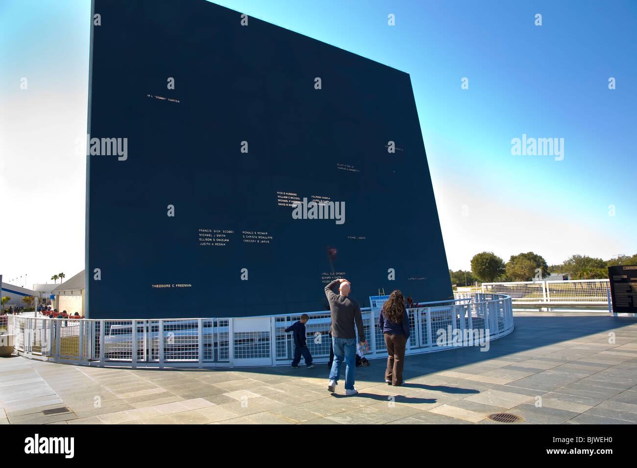 Das Space Mirror Memorial oder das Astronauten-Denkmal am Kennedy Space Center Visitor Complex in Florida Stockfoto