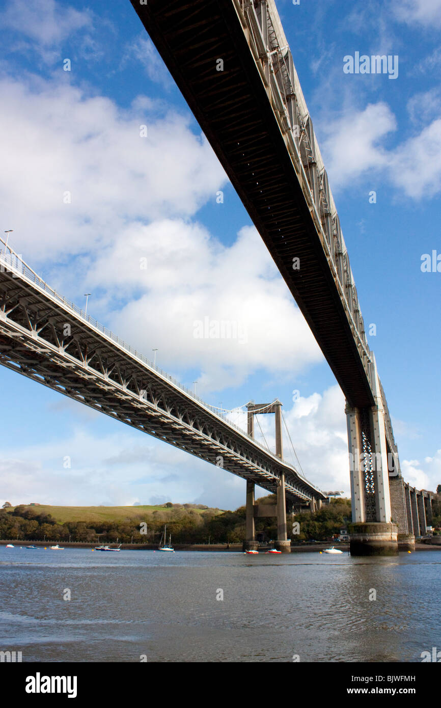 Die Straßen- und Eisenbahnbrücken über den Fluss Tamar bei Saltash Cornwall England Stockfoto