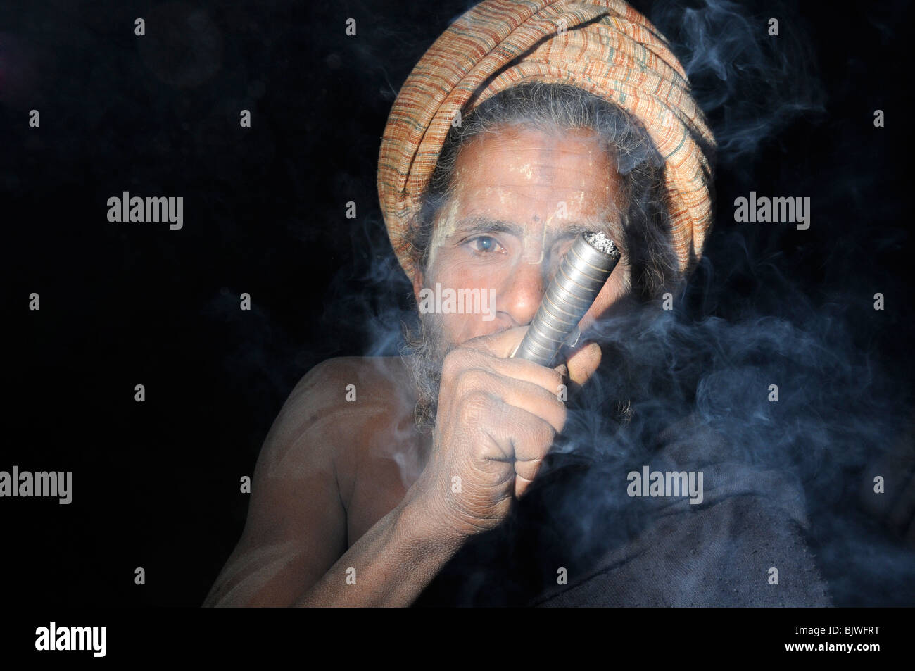 Hinduistischen heiligen Mann Haschisch zu rauchen. Stockfoto