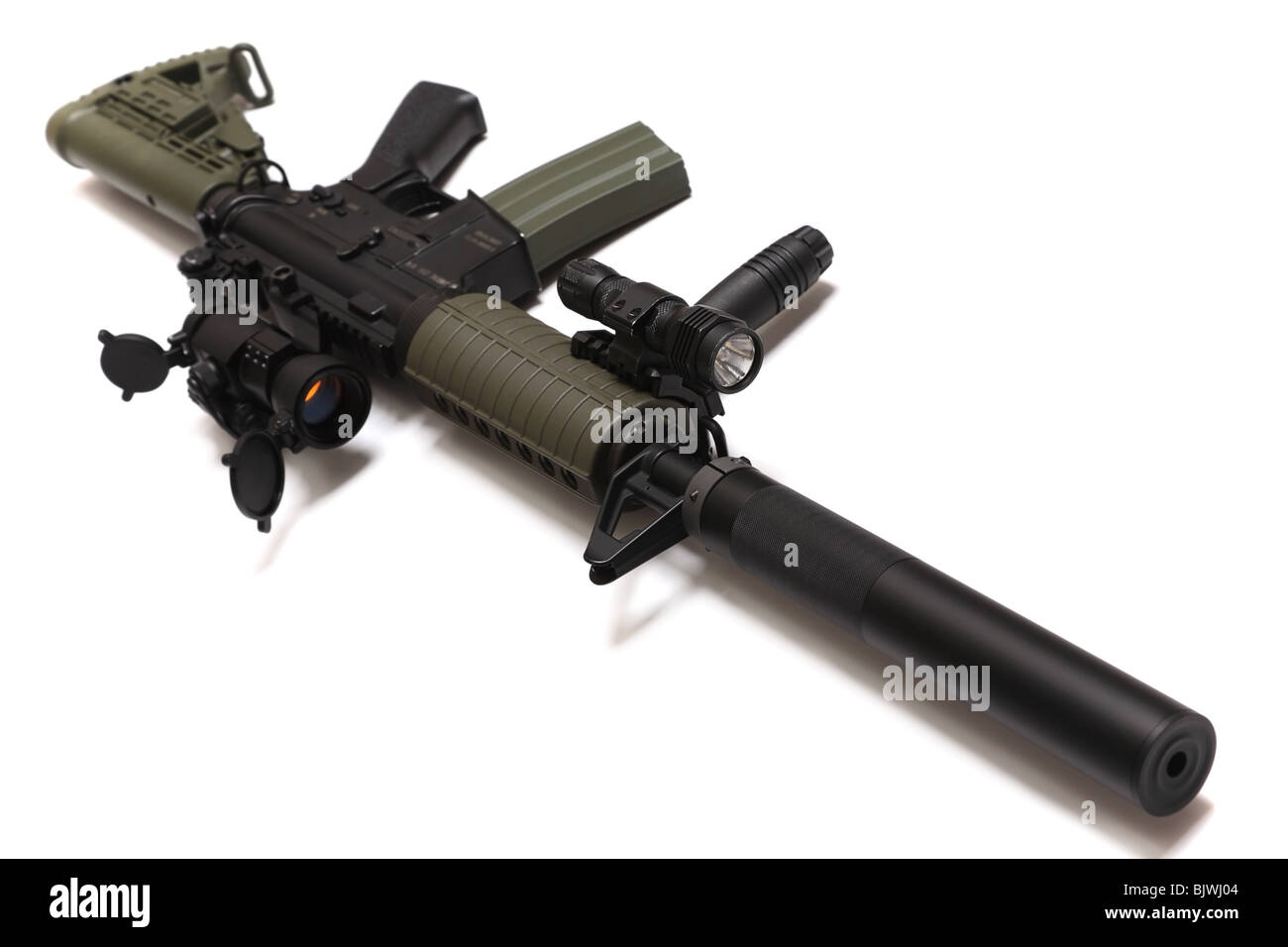 Moderne Waffe. US-Spec Ops M4A1 benutzerdefinierte Gewehr mit Leuchtpunktvisier, Schalldämpfer und taktische Taschenlampe. Isoliert auf weißem Hintergrund. Stockfoto
