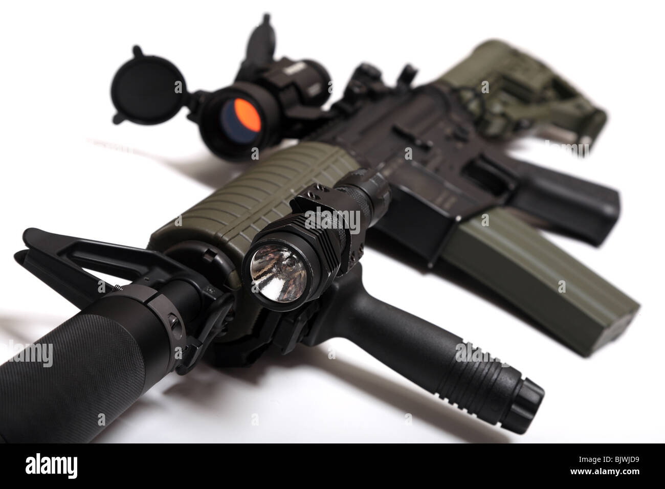 Moderne Waffe. US-Spec Ops M4A1 benutzerdefinierte Gewehr für paramilitärische Auftragnehmer mit Leuchtpunktvisier, Schalldämpfer und taktische Taschenlampe. Stockfoto
