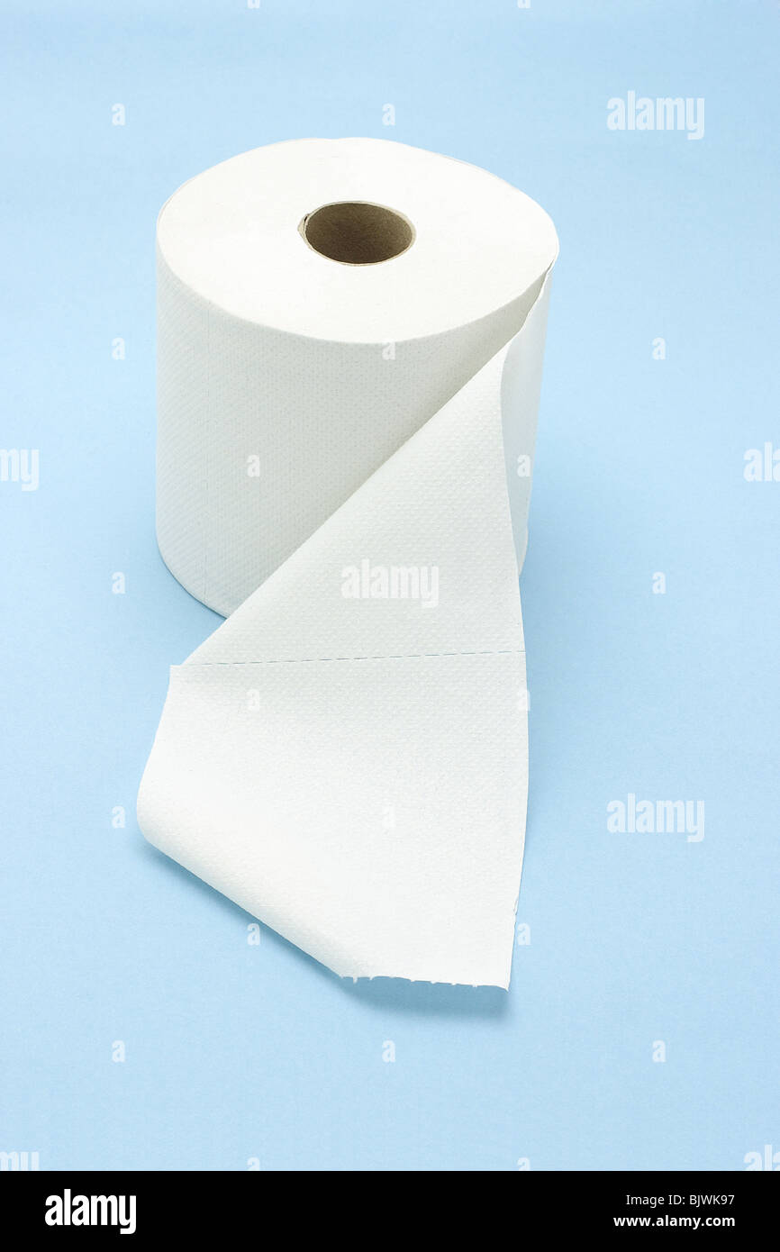 Weißer WC-Papierrolle auf nahtlose blauem Hintergrund Stockfoto