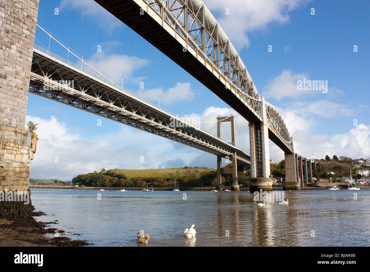Die Straßen- und Eisenbahnbrücken über den Fluss Tamar bei Saltash Cornwall England Stockfoto